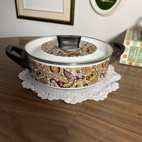 Vintage 70s Dutch Oven - Floral Enamel Cookware - Picture 5 of 12